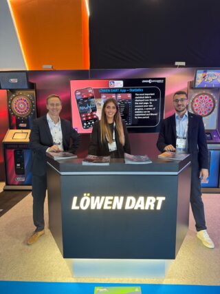 Das Team von LÖWEN DART auf der IAAPA Expo v.l.n.r.: Stefan Mathes (Leiter LÖWEN DART), Linda Puscher (Junior Produktmanagerin LÖWEN DART) und Jonas Petry (Produktmanager LÖWEN DART). (Foto: LÖWEN ENTERTAINMENT)