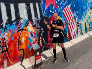 Der Mauerweglauf führte Björn Bünermann an historischen Bauten, wie beispielsweise der Berliner Mauer, vorbei. (Foto: Merkur Group)