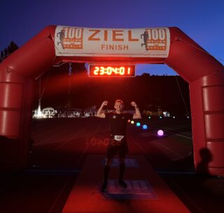 Erschöpft, aber glücklich: Björn Bünermann nach dem Erreichen des Ziels des Berliner Mauerweglaufs. (Foto: Merkur Group)