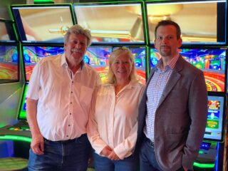 Freuen sich über das herausragende Ergebnis der Zertifizierung: Pieter Remmers (v.l.), Vorstandsmitglied und Auditor der Global Gambling Guidance Group, Kathy Schröder und Jan Kowala. (Foto: Merkur Group)