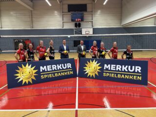 Auf eine erfolgreiche Partnerschaft: Sebastian Griese (links) und Thomas Nowarra freuen sich gemeinsam mit den Spielerinnen des TV Hörde auf die gemeinsame Zukunft.