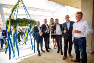 B.U.(v.l.): Sebastian Kühn (zukünftiger Direktor Merkur Spielbank Siegburg), Stefan Rosemann (Bürgermeister Stadt Siegburg), Cassy Carrington (Moderatorin), Stephan Marks (Technischer Beigeordneter Stadt Siegburg), David Schnabel (Vorstand Merkur Casinos) und Bernd Timmerberg (Merkur Immobilien) stoßen gemeinsam auf den erreichten Meilenstein an.