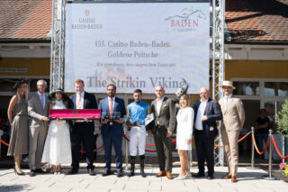 Fotocredit: Christiane Haumann-FrietschBildunterschrift von links: Christina Eberle; Tobias Wald, Geschäftsführer der Baden-Württembergischen Spielbanken; Sylvie Meis, Testimonial Casino Baden-Baden; Vertreter des Teams um Strikin Viking; Hamad A. Jehani, Trainer; Faleh Bughenaim, Jockey; Patrik Maier, COO und Leiter Tischspiel Baden-Württembergische Spielbanken; Ute Fuchs, Leiterin Unternehmenskommunikation und Marketing Baden-Württembergische Spielbanken; Peter Gaul, Hauptgesellschafter Baden-Galopp; Bernhard Gress