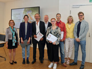 Freuen sich über ihre Preise: Die Künstler Tilmann Krumrey (Dritter von links), Chris Dietzel (Zweite von links), Tamara Reich (Fünfte von links) und Nicolai Paravicini (Sechster von links) mit den Jurymitgliedern Angelika Gauselmann, Sylvia Blaha und Gregor Maas sowie Bürgermeister Dr. Henning Vieker. 