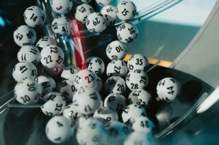 Für einen LOTTO 6aus49-Spielteilnehmer aus dem Kreis Warendorf zeigte sich das vergangene Wochenende gleich doppelt sonnig: Der Online-Tipper erzielte bei der Samstags-Ziehung der Lotterie einen Treffer in Gewinnklasse 2 und wurde somit zum zweifachen Millionär. Foto: Anton Minayev