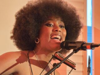 Stimmgewaltig: Die Musikerin Cláudia Sofia beeindruckte mit ihrer Stimme, die mal ruhig und gefühlvoll und mal voller Lebensfreude daherkam. (Foto: Merkur Group)