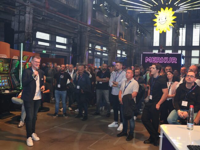 In den rund 15-minütigen Fachvorträgen erhielten die Anwesenden Einblicke in die neuesten Produktkreationen und Dienstleistungsangebote. Hier: Tobias Sielermann, Produktmanager bei adp Merkur, über die Neuheiten für die Spielhalle. (Foto: Merkur Group)