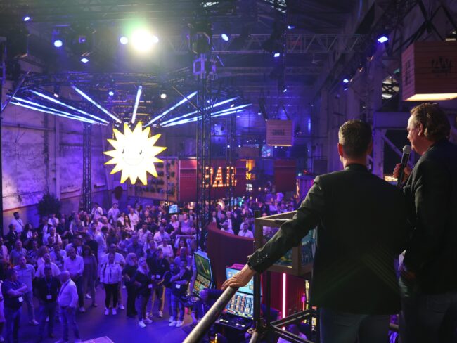 Das Highlight am Abend: die Auslosung des interaktiven Gewinnspiels Merkur-Mission. (Foto: Merkur Group)