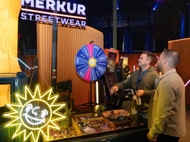 Wer am Glücksrad ein glückliches Händchen bewies, durfte sich über Preise aus dem Merkur Streetwear-Shop freuen. (Foto: Merkur Group)