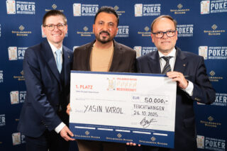 Yasin Varol ist 10. Spielbanken Bayern Pokermeister und freut sich über das Preisgeld von 50.000 Euro, überreicht durch Joachim Buchwieser, Vizepräsident der Staatlichen Lotterie- und Spielbankverwaltung, sowie Thorsten Müller, Spielbankdirektor der Spielbank Feuchtwangen. Foto: Staatliche Lotterie‐ und Spielbankverwaltung