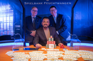 Bayerns Pokermeister 2025 Yasin Varol am Final Table der 10. Spielbanken Bayern Pokermeisterschaft 2025 in der Spielbank Feuchtwangen (links außen: Joachim Buchwieser – Vizepräsident der Staatlichen Lotterie- und Spielbankverwaltung, rechts außen: Thorsten Müller – Direktor der Bayerischen Spielbank Feuchtwangen) Foto: Staatliche Lotterie‐ und Spielbankverwaltung