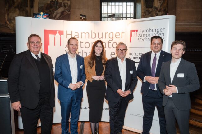 V.l.n.r.: Georg Stecker, Dennis Thering (Fraktionsvorsitzender der CDU-Bürgerschaftsfraktion), Sabrina Kahmann (DAW-Länderbeauftragte), Gundolf Aubke, Julian Herrmann (CDU-Bürgerschaftsfraktion), Alexander Mohrenberg (SPD-Bürgerschaftsfraktion). (Foto: DAW/AWI/Patrick Lux)