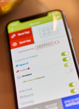 Ein zusätzliches Häkchen kann sich lohnen. Das erfuhr am Samstag (18. Oktober) ein Tipper aus dem Kreis Steinfurt. Dank der Zusatzlotterie Spiel77 ist er nun um rund 1,4 Millionen Euro reicher. (c) Schlag und Roy GmbH 