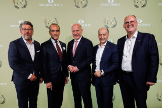 v. l.: David Marek (Prokurist Spielbank Berlin), Gerhard Wilhelm (Sprecher der Geschäftsführung Spielbank Berlin), Kai Wegner (Regierender Bürgermeister von Berlin), Mehmet Celicoglu (Geschäftsführer Spielbank Berlin) und Marcel Langner (Geschäftsführer Spielbank Berlin) / Dirk Lässig