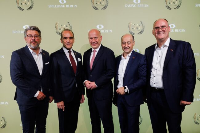 V. l.: David Marek (Prokurist Spielbank Berlin), Gerhard Wilhelm (Sprecher der Geschäftsführung Spielbank Berlin), Kai Wegner (Regierender Bürgermeister von Berlin), Mehmet Celicoglu (Geschäftsführer Spielbank Berlin) und Marcel Langner (Geschäftsführer Spielbank Berlin). (Foto: Dirk Lässig)