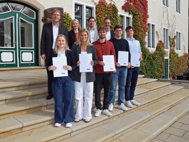 Freuen sich über das Abschlusszertifikat: Lilly Kleine-Tebbe (vorne von links), Sara Zoe Wittemeier, Philip Plett, Artur Shevalye und Henrik Esben Schümann sowie Prof. Dr. Micha Bergsiek (hinten von links), Svenja Albrecht, Gerko Hegerfeld und Konrad Ostermeier. (Foto: Merkur Group)