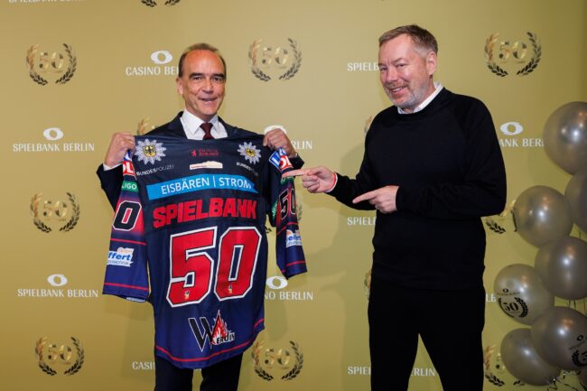 V. l.: Gerhard Wilhelm (Sprecher der Geschäftsführung Spielbank Berlin) erhält von Thomas Bothstede (Geschäftsführer Eisbären Berlin) ein Jubiläumstrikot. (Foto: Dirk Lässig)