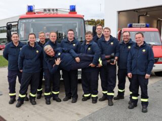 Gute Stimmung: Die Tagesalarmbereitschaft am Lübbecker Standort der Merkur Group ist froh über die neue Fahrzeughalle. (Foto: Merkur Group)