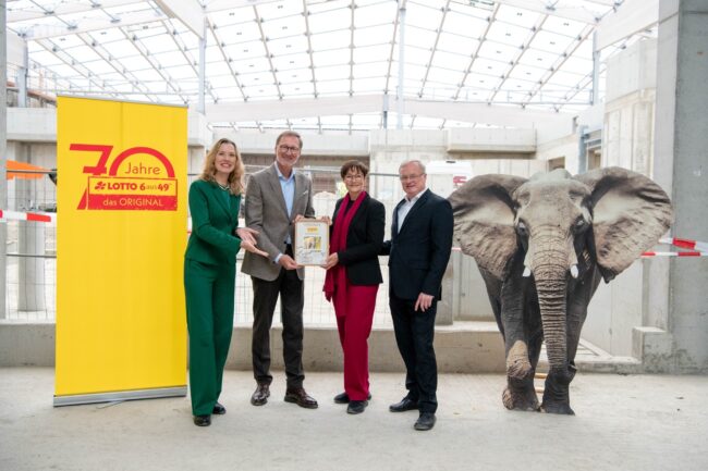V.l.n.r.: Lottofee Franziska Reichenbacher, Tierparkdirektor Dr. Andreas Knieriem, Lotto-Geschäfsführungen Anja Bohms und Michael Barth mit Patenschaftsurkunde für den ersten Elefanten im künftig weltweit größten Elefantenhaus. (Foto: Lotto Brandenburg/Gloede)