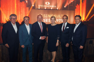 v. l.: Manfred Stoffers (Merkur Group), Dr. Franz Wohlfahrt (Novomatic AG), Regierender Bürgermeister Kai Wegner, Wirtschaftssenatorin Franziska Giffey, Sprecher der Geschäftsführung Spielbank Berlin Gerhard Wilhelm, Dipl.-Ing. Ryszard Presch (Vorstand Novomatic) / Dirk Lässig
