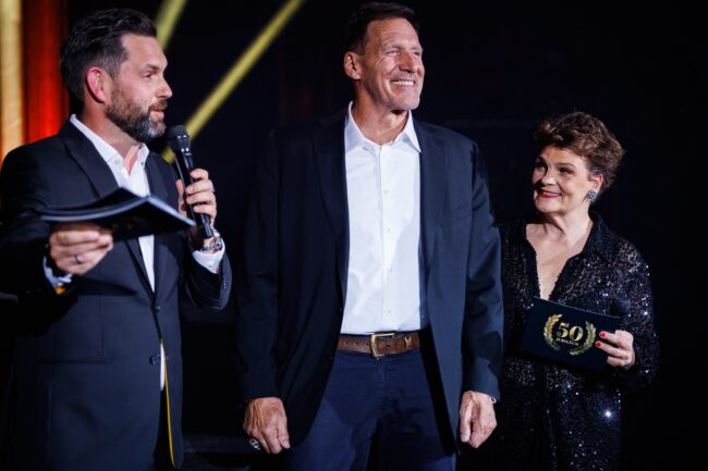 V. l.: Moderator Matthias Killing, Hollywood-Schauspieler Ralf Moeller und Entertainerin Gayle Tufts bei der Jubiläumsgala der Spielbank Berlin im Theater am Potsdamer Platz. (Foto: Dirk Lässig)