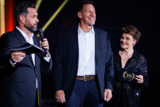 v.l.: Moderator Matthias Killing, Hollywood-Schauspieler Ralf Moeller und Entertainerin Gayle Tufts bei der Jubiläumsgala der Spielbank Berlin im Theater am Potsdamer Platz / Dirk Lässig