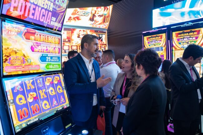 Engaging conversations and live product demonstrations with trade show visitors. (Photo: NOVOMATIC Gaming Colombia)