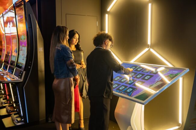 Visitors engage with NOVOMATIC’s booth activities. (Photo: NOVOMATIC Gaming Colombia)