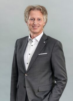 Meik Sellenriek, Vorstand Merkur Operations der Merkur.com AG, übergibt seine geschäftsführenden Aufgaben an Pamela Klockenbrink. (Foto: Merkur Group)