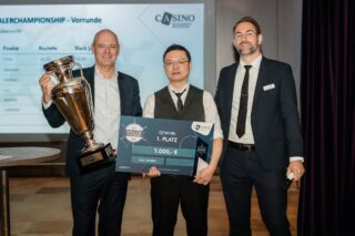 Geschäftsführer Rainer Schepull gratuliert dem Sieger Thomas Choi. (Foto: Spielbank SH GmbH)