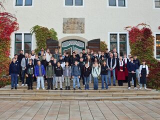 Die Schülerinnen und Schüler der Verbundschule Hille besuchten Schloss Benkhausen und bekamen hautnahe Einblicke in das Gastgewerbe. (Foto: Merkur Group)