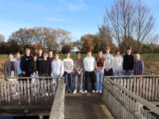 Natur und Wirtschaft vereint am Dümmer See: Die Schüler des Söderblom-Gymnasiums freuen sich gemeinsam mit den Lehrkräften und Mitarbeitern der Merkur Group über die gelungene Teilnahme am Wirtschaftsplanspiel. (Foto: Merkur Group)