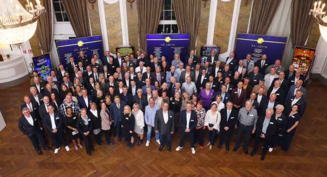 Feierlicher Moment: Die Merkur Group ehrte 109 Jubilare für 25-, 40- und 45 Jahre Betriebszugehörigkeit. Die Gala wurde im GOP Bad Oeynhausen veranstaltet. (Foto: Dennis Gilbert)