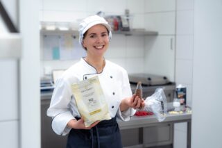 Juliane Dyck zeigt allen Naschkatzen, worauf es bei der Herstellung selbstgemachter Pralinen ankommt. (Foto: Merkur Group)
