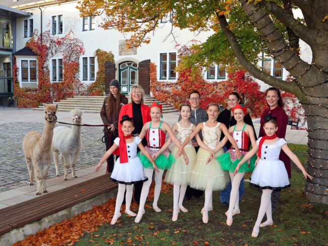 Freuen sich auf das Winterliche Schlossvergnügen: Cora Stebner (hinten von links) mit den Alpakas „Goldsmith“ und „Mojito“, Sylvia Blaha, Larissa Mattlage, Sina Schlüter und Jacqueline Ruiz Vera sowie die Ballettschülerinnen Milena, Malin, Lena, Mia, Aurelia und Hjördis. (Foto: Merkur Group)