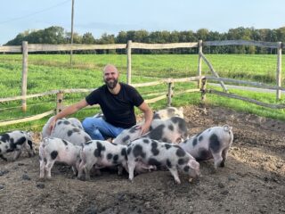 Mit seinen bunten Bentheimer Schweinen setzt Alexander Wellmann auf regionale Qualität und nachhaltigen Genuss. (Foto: Merkur Group)