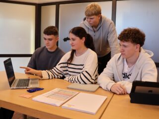 Die „Jungunternehmer“ Jonas Warkentin (von links), Charlotte Feesmeier, Adriel Habowez und Bente Finkenstädt diskutieren über ihre nächste Investition. (Foto: Merkur Group)