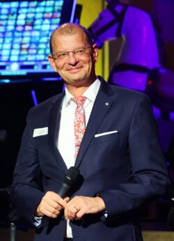 Als Vorstandssprecher der Merkur Group hielt Lars Felderhoff die Laudatio auf die langjährigen Mitarbeiterinnen und Mitarbeitern. (Foto: Dennis Gilbert)