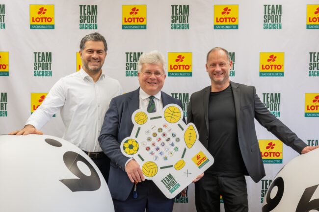 V.l.n.r.: Karsten Günther, Vorstandsvorsitzender TeamSportSachsen e. V. / Geschäftsführer SC DHfK Leipzig, Frank Schwarz, Geschäftsführer der Sächsischen Lotto-GmbH und Steffen Herhold, Vorstand TeamSportSachsen e. V. / Geschäftsführer NINERS Chemnitz setzen die TeamSportSachsen-Kooperation fort. (Foto: Klaus Trotter)