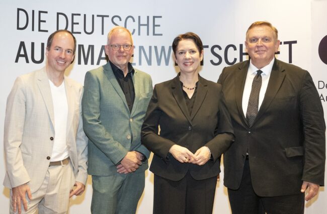 V.l.n.r.: Nico Ernstberger (Beauftragter für DAW-Länderkommunikation in Nordrhein-Westfalen), Thomas Plöger (DAV), Silke Gorißen (Ministerin für Landwirtschaft und Verbraucherschutz), Georg Stecker (DAW). (Foto: AWI/DAW/Coscia)