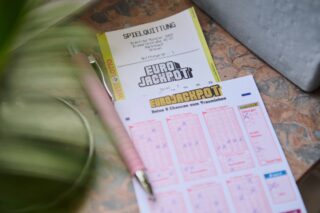 Ein Glückspilz aus Nordrhein-Westfalen hat bei der Freitagsziehung der europäischen Lotterie Eurojackpot als einziger Tipper alle fünf Gewinnzahlen sowie beide Eurozahlen korrekt vorhergesagt und gewinnt rund 54 Millionen Euro. (Foto: Schlag & Roy GmbH)