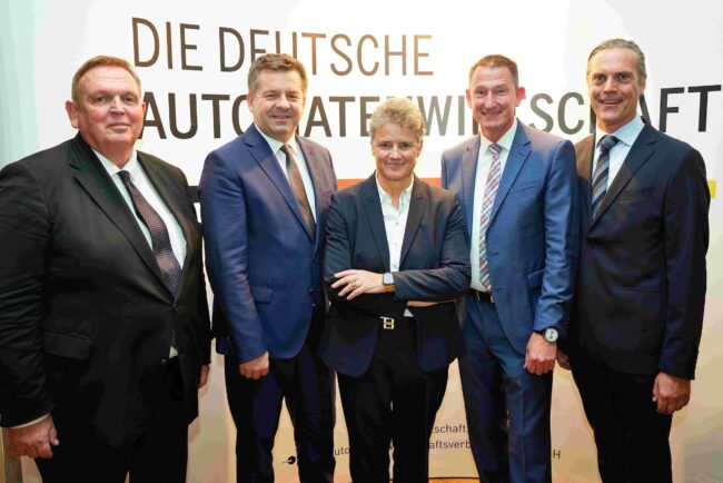 V.l.n.r.: Georg Stecker, Sven Schulze, Dr. Lydia Hüskens (Ministerin für Infrastruktur und Digitales), Thomas Breitkopf, Dr. Johannes Weise (Beauftragter für Länderkommunikation des DAW). (Foto: AWI/DAW/Rayk Weber)