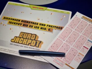 Am Freitag (21. November) hatte die Glücksgöttin Fortuna ein besonders gutes Händchen für die Spielteilnehmer der Eurojackpot-Ziehung. Gleich fünf deutsche Tipper konnten den Jackpot in der ersten Gewinnklasse treffen. Die Gewinner aus Bayern (3 x) und Baden-Württemberg (2 x) erhalten jeweils 6.738.975,20 Euro. (Foto: Westlotto/Bodo Kemper)