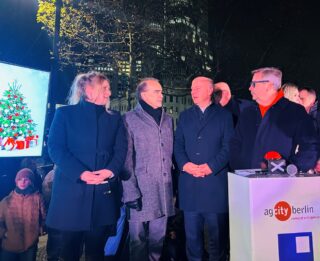 Startbereit (v.l.): Kirstin Bauch, Bezirksbürgermeisterin von Charlottenburg-Wilmersdorf; Gerhard Wilhelm, Sprecher der Geschäftsführung der Spielbank Berlin; Kai Wegner (CDU), Regierender Bürgermeister von Berlin; Uwe Timm, Vorsitzender der AG City. (Foto: BERLINboxx)