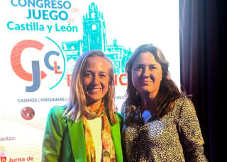 Clarion Gaming’s Ewa Bakun (left) with Isabel Fernández President SAJUCAL. (Photo: Clarion Gaming)