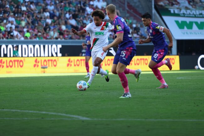 Der Augsburger Spieler Han-Noah Massengo (l.) im Match gegen Mainz 05. (Foto: FC Augsburg)