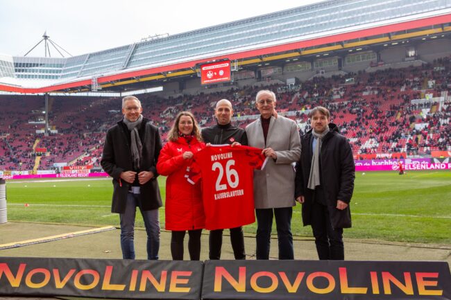 V.l.: Oliver Bagus (Geschäftsführer Gaming Technology bei LÖWEN ENTERTAINMENT), Julia Schneider (FCK), Gero Scira (Vorstandsvorsitzender des 1. FC Kaiserslautern e.V.), Wolfgang Erfurt (Stellvertretender Vorstandsvorsitzender des 1. FC Kaiserslautern e.V.), Pierre Charrier (Senior Director SPORTFIVE). (Foto: MS-Sportfoto, Michael Schmitt, Kaiserslautern)