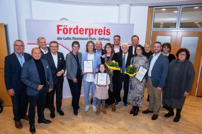 V.l.n.r.: Staatssekretär a.D. Günter Kern (Vorsitzender des Stiftungsrates), Klaus Kuhn (Lotto-Gesellschafterversammlung), Prof. Burkhard Schappert (Vorsitzender Special Olympics), Lotto-Geschäftsführer Jürgen Häfner, Staatssekretärin Petra Dick-Walther (Stiftungsrat), Preisträger Sven Nürnberger, Magnus Schneider (Vorsitzender Lotto-Stiftung), Preisträgerin Elke Boné-Leis (mit Enkelin), Staatssekretär Janosch Littig (Stiftungsrat), Walter Desch (Stiftungsvorstand), Josef Oster MdB, Preisträgerin Jutta Linden-Quirmbach, Monika Sauer (Stiftungsrat), Torsten Welling MdL, Monika Mellino (Stiftungsvorstand), Regine Schuster (LIGA der freien Wohlfahrtspflege). (Foto: Lotto Rheinland-Pfalz/Seydel)