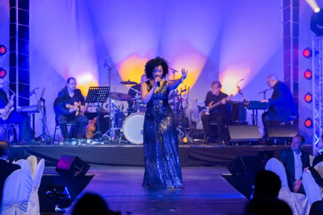 Mit spektakulärer Akrobatik und bewegenden Musicaldarstellungen bot die Premiere von „The Christmas Musical Varieté – The Greatest Show“ einen Abend voller unvergesslicher Momente. (Foto: pott.media » Stephan Glagla)