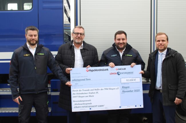 V.l.n.r.: Simon Herzog (THW-Ortsbeauftragter), Thomas Feser (Oberbürgermeister Bingen), Alexander Cronauer (2. Vorsitzender Verein der Helfer und Förderer des Technischen Hilfswerks Bingen e.V.) und Sebastian Foethke (Bevollmächtigter der Geschäftsführung für Politik & Regulierung bei LÖWEN ENTERTAINMENT). (Foto: Simon Frauendorfer)